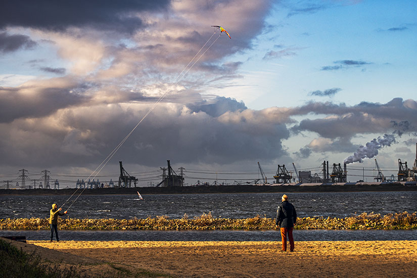 vissers op het strand oostvoorne