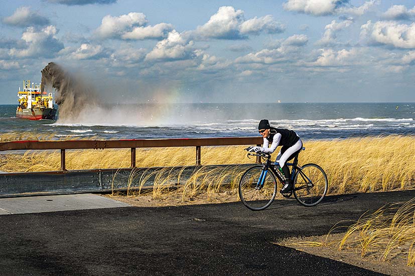 fietser langs maasvlakte