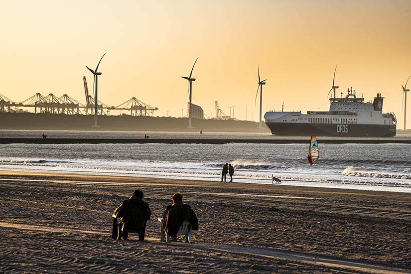 natuur zeestrand en stedelijke gezicht aan de andere kant