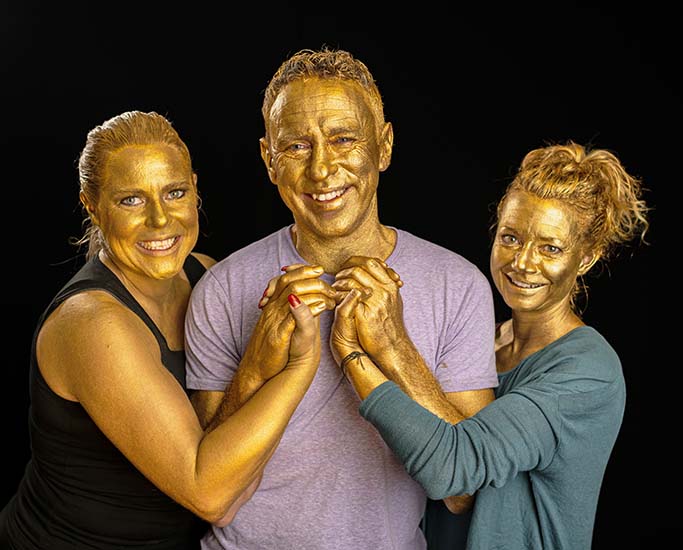 portrait van een man en twee vrouwen