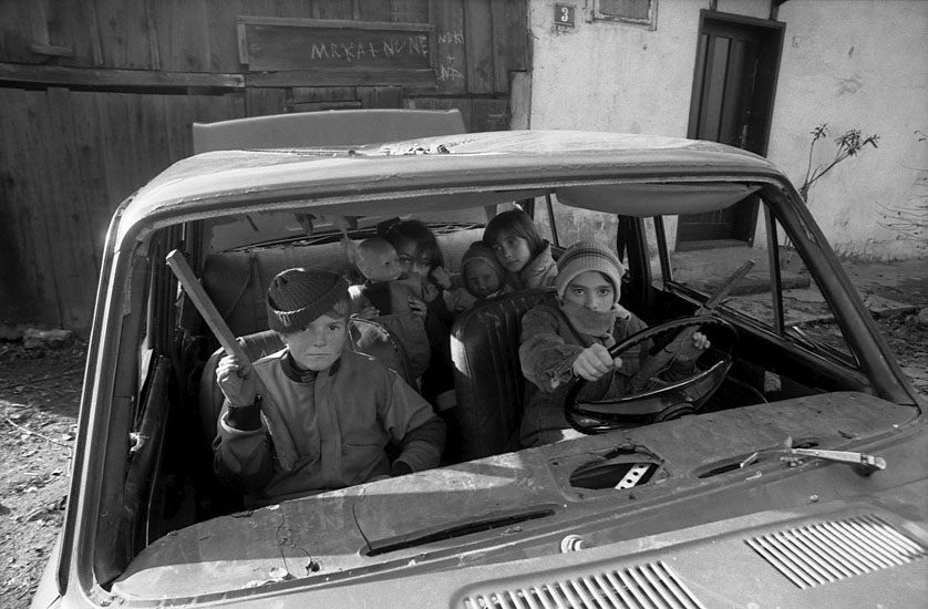 kinderen in kapotte auto